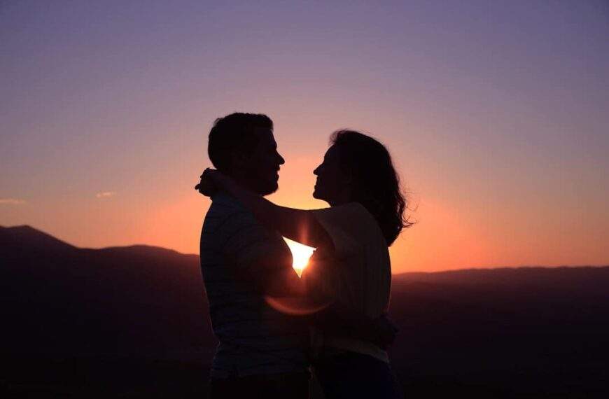 Photo Couple embracing